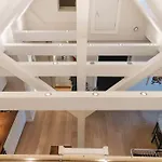 Modern 3-Room Top Floor Apartment